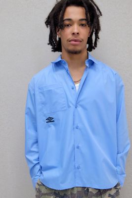 Camisa Bordada Azul Exclusiva de UO Umbro
