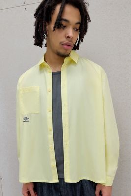 Camisa Bordada Amarilla Exclusiva UO de Umbro