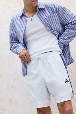 adidas Weiße 3-Streifen Chelsea Shorts