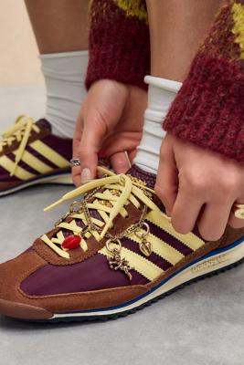 UO Vintage Trinket Shoe Charm - Gold at - Urban Outfitters - Modalova