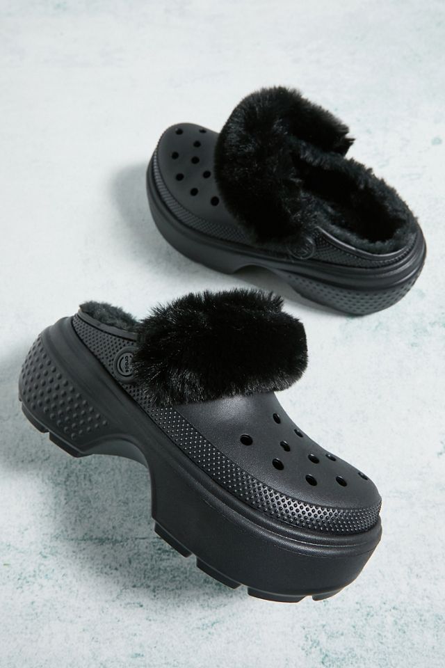 Crocs zuecos forrados Black Stomp Urban Outfitters ES
