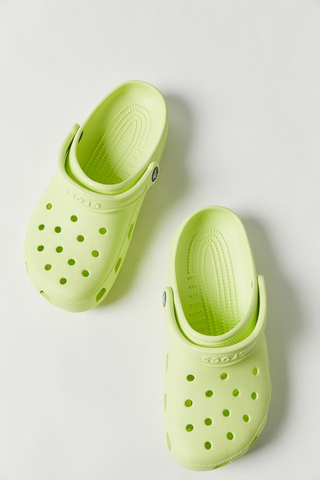 Crocs - Sabots classiques Zest vert citron | Urban Outfitters FR