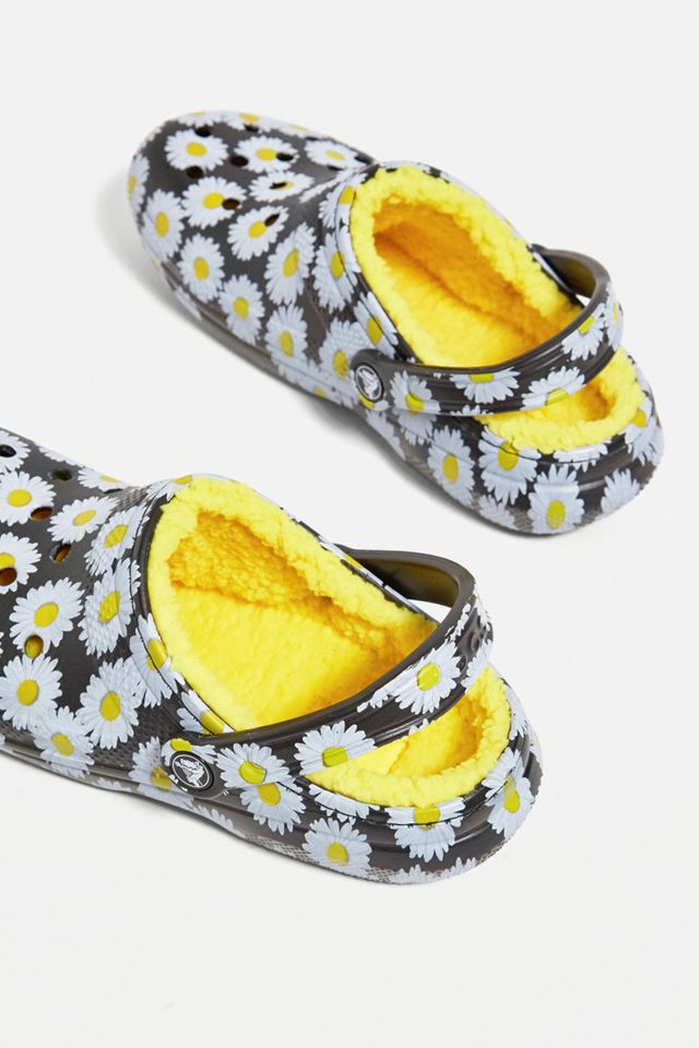Crocs – Klassische gefütterte Clogs mit Gänseblümchenmuster #1