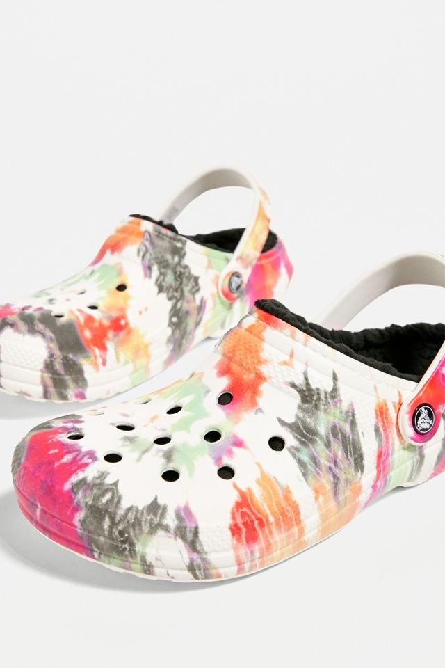Crocs Splatter Dye Zuecos forrados clásicos | Urban Outfitters ES