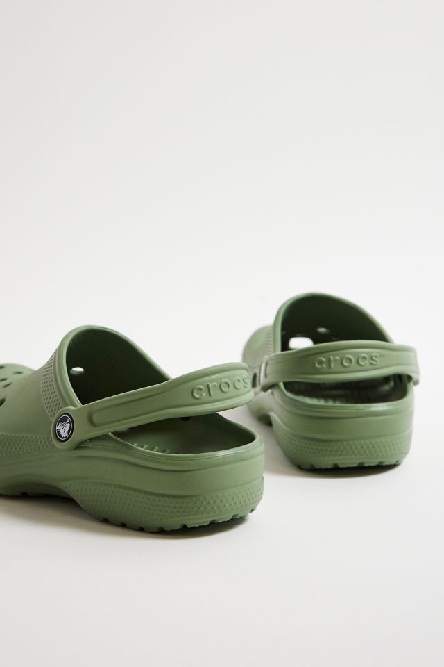 Zuecos Clásicos Crocs Moss | Urban Outfitters ES