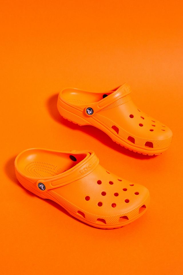 Crocs classic orange 2025 zing