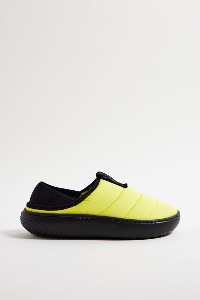 [CROCS] スリッポン CLASSIC PUFF MOC サイバーイエロー Crocs Yellow Classic Puff Moc Shoes | Urban Outfitters UK