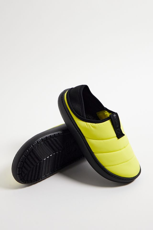 [CROCS] スリッポン CLASSIC PUFF MOC サイバーイエロー Crocs Yellow Classic Puff Moc Shoes | Urban Outfitters UK