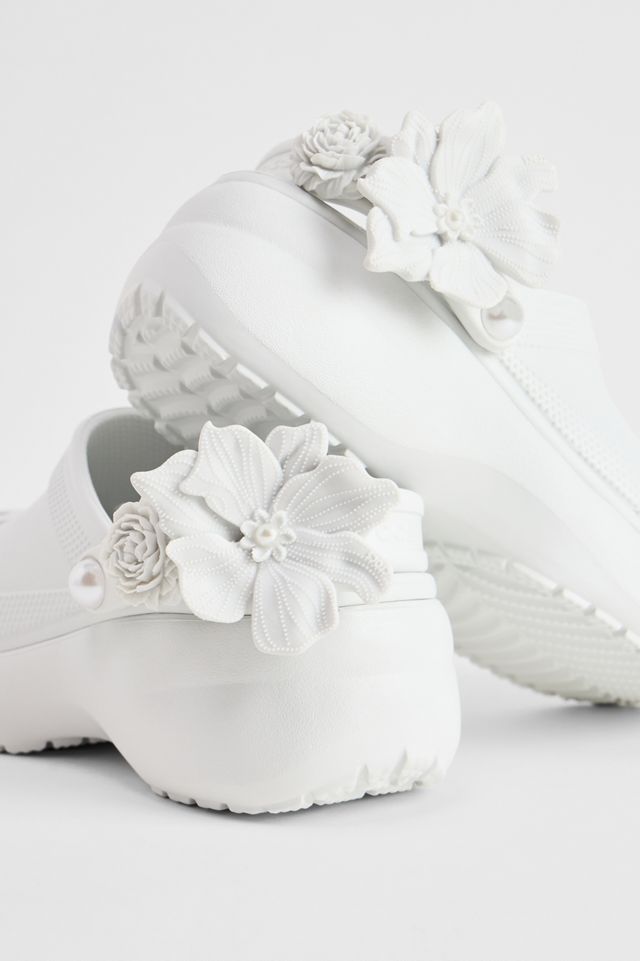 ☆送料無料☆ CROCS CLASSIC PLATFORM BOUQUET CLOG ☆ Crocs Classic platform bouquet clogs in moonlight | ASOS