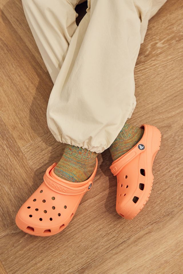 Crocs Zuecos clásicos de papaya #1