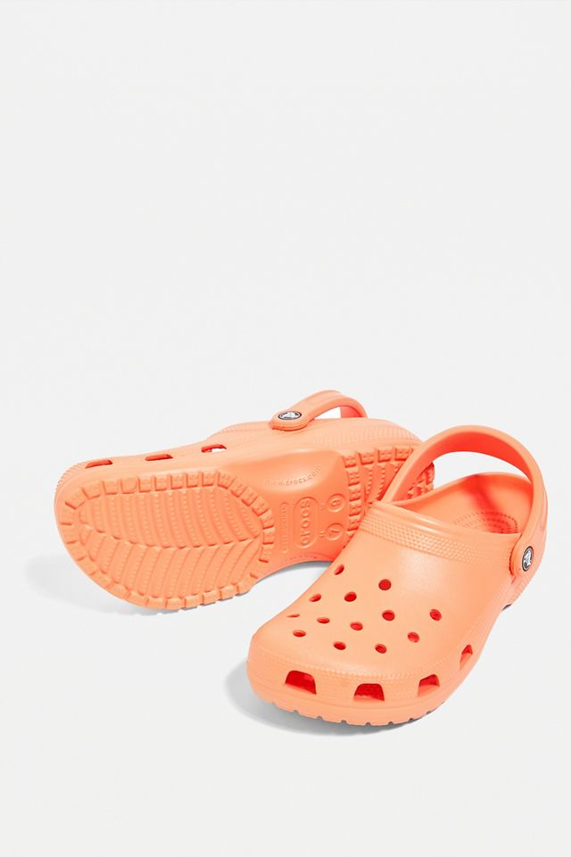 Crocs Zuecos clásicos de papaya #4