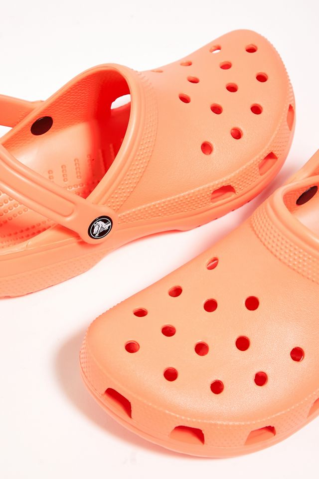 Crocs Zuecos clásicos de papaya #5