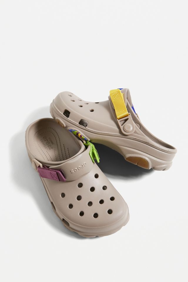 Crocs Gelande Clogs mit Blockfarben Urban Outfitters DE