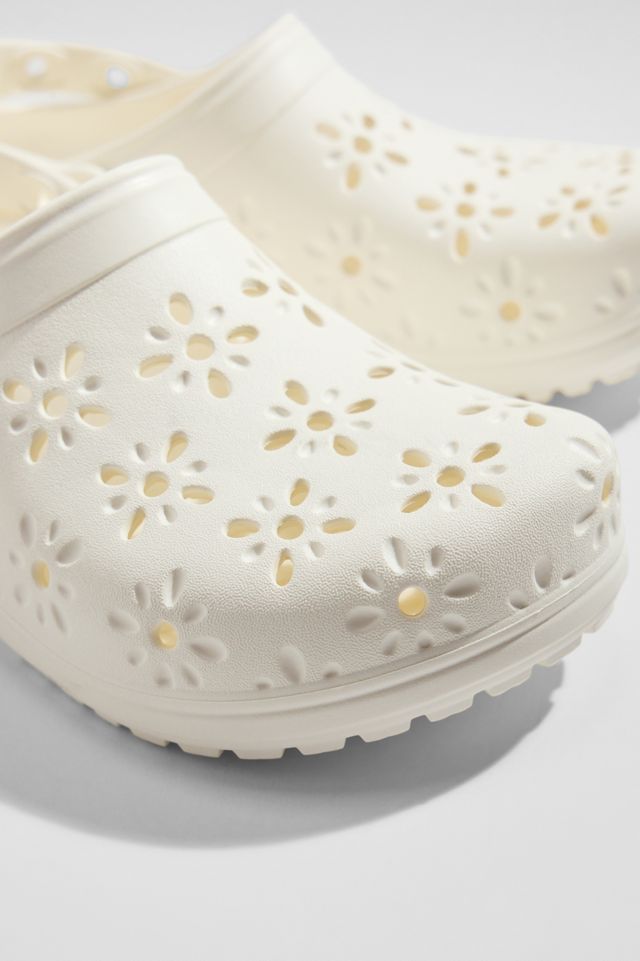 Crocs Klassische Blumen-Clogs in Kreide #3