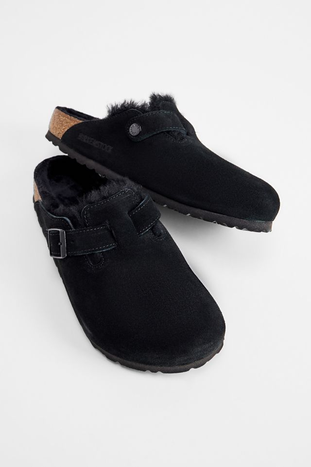 Birkenstock Sabots Boston noirs doublés de peau de mouton