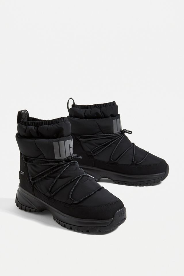 UGG Botas Yose Puffer Negras #1