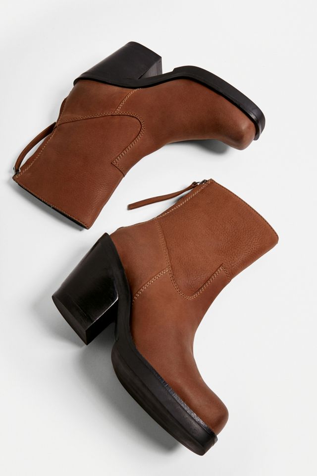 Urban Outfitters –  Westernstiefel „Betsey” aus Leder mit quadratischer Zehenpartie #1
