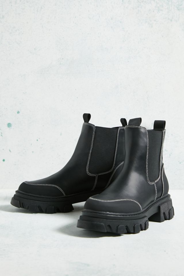 Uo chelsea boots top