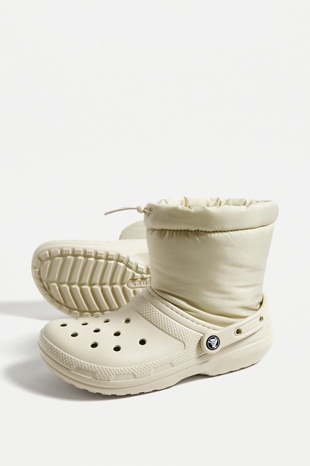 Botas Crocs Classic Lined Neo Puff Bone | Urban Outfitters ES