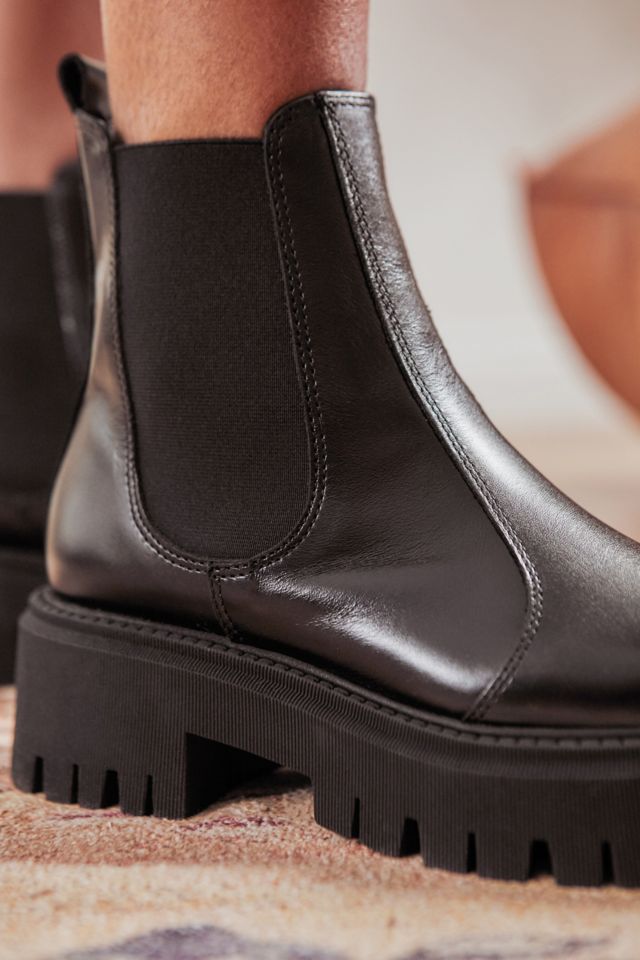 Black chelsea boots cheap urban outfitters