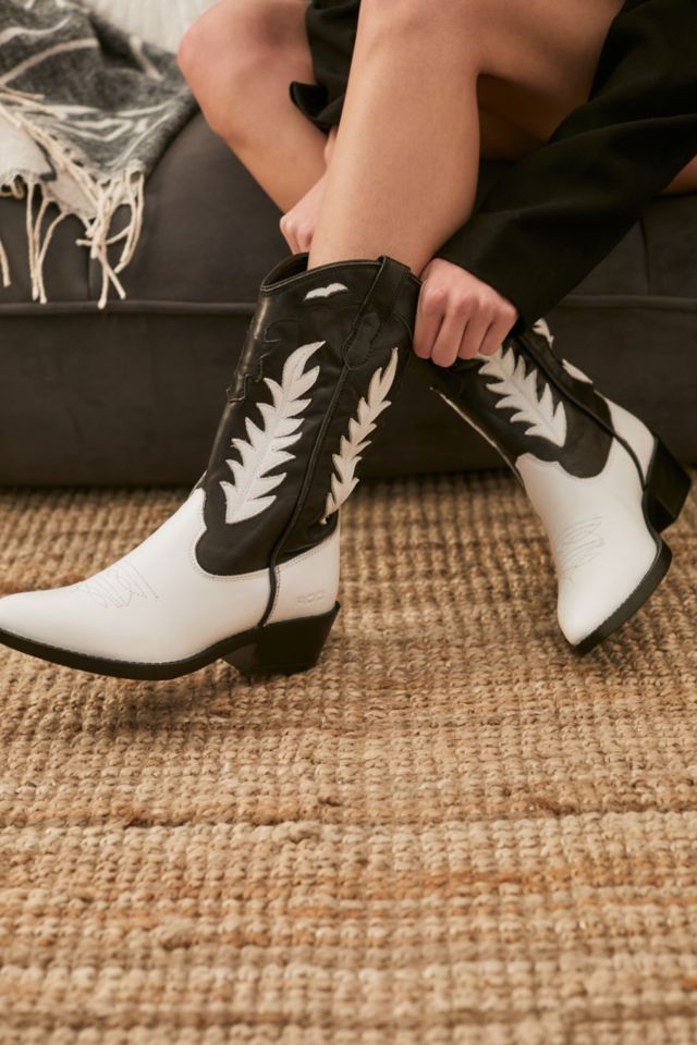 Black and white cowgirl hot sale boots