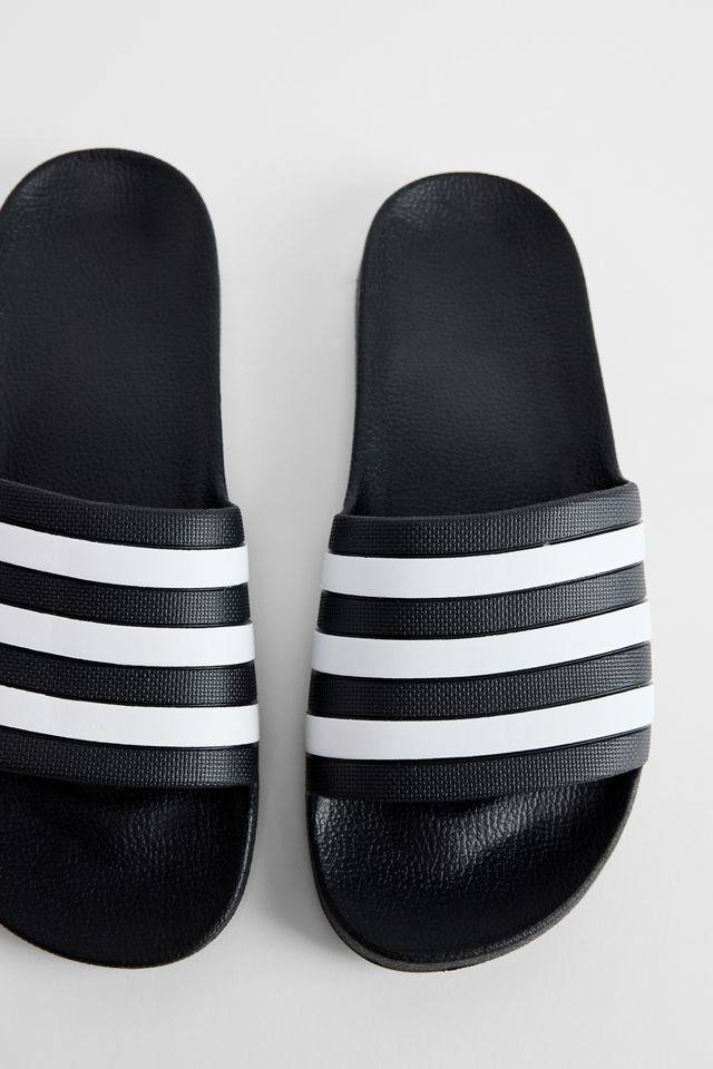 Chanclas Adilette Negras y Blancas de adidas #3