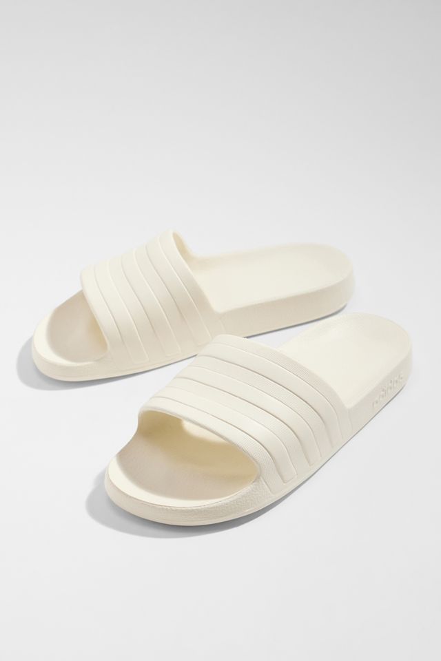 adidas Cremefarbene Adilette Slides #1