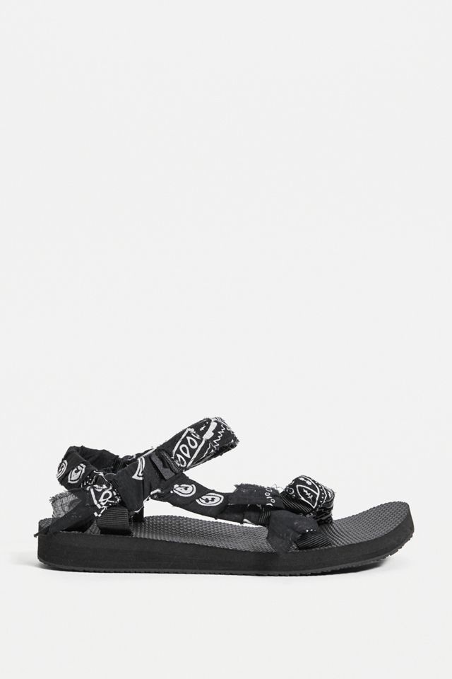Arizona Love – Sandalen in Schwarz mit Bandana-Muster #1