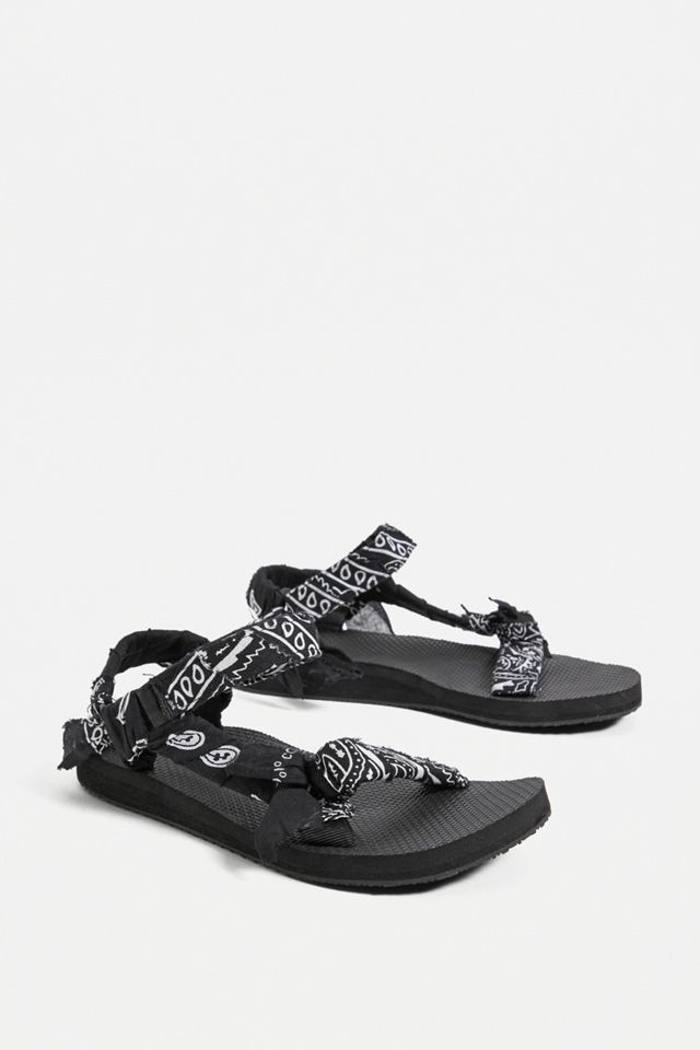Arizona Love – Sandalen in Schwarz mit Bandana-Muster #2