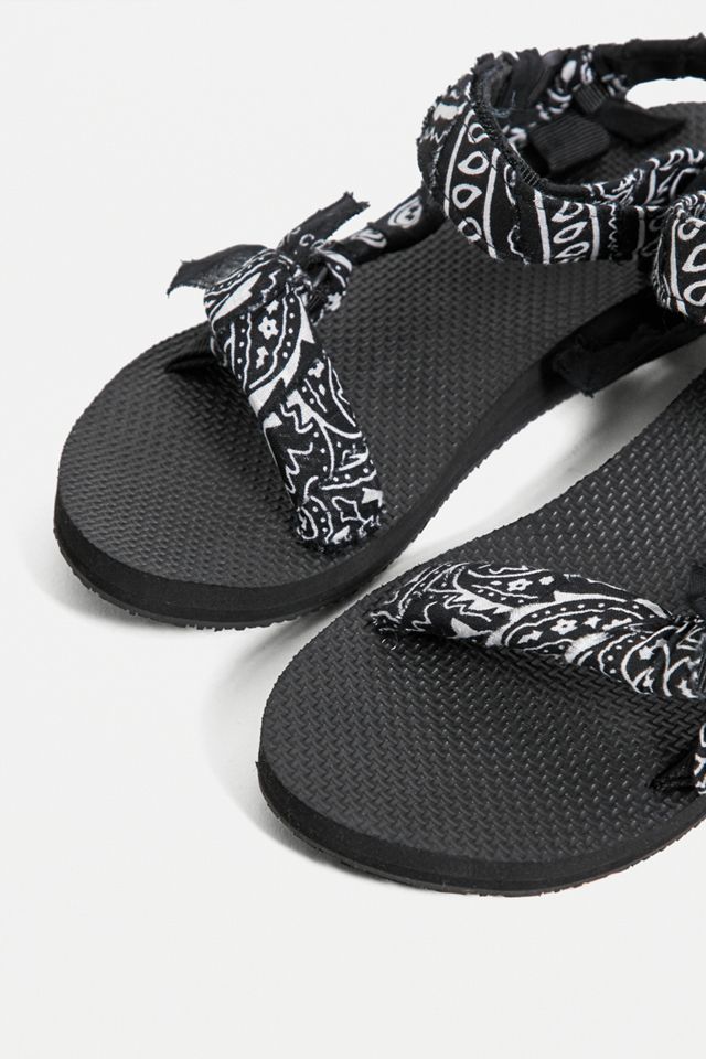Arizona Love – Sandalen in Schwarz mit Bandana-Muster #3