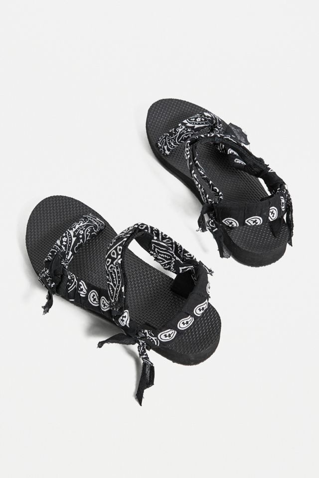 Arizona Love – Sandalen in Schwarz mit Bandana-Muster #4