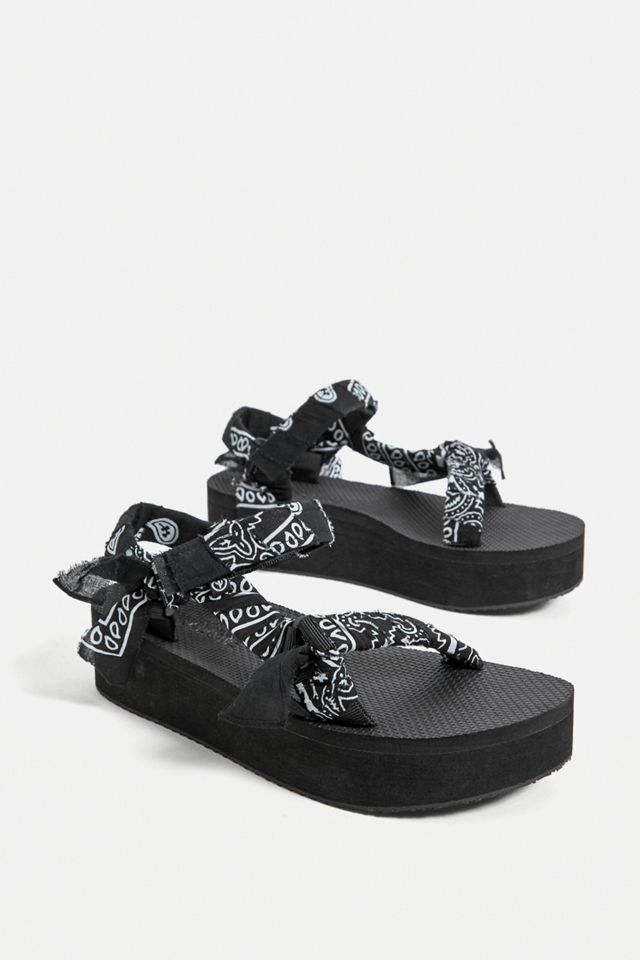 Arizona Love – Plateausandalen in Schwarz mit Bandana-Muster #1