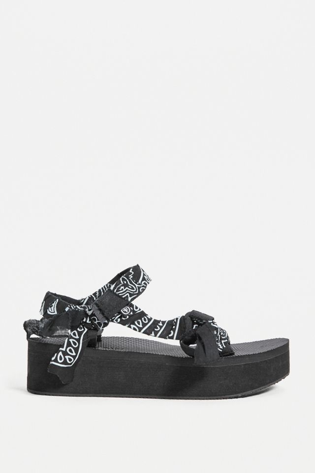 Arizona Love – Plateausandalen in Schwarz mit Bandana-Muster #2