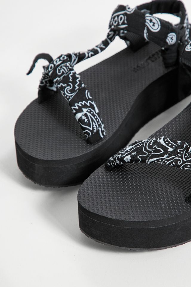 Arizona Love – Plateausandalen in Schwarz mit Bandana-Muster #3
