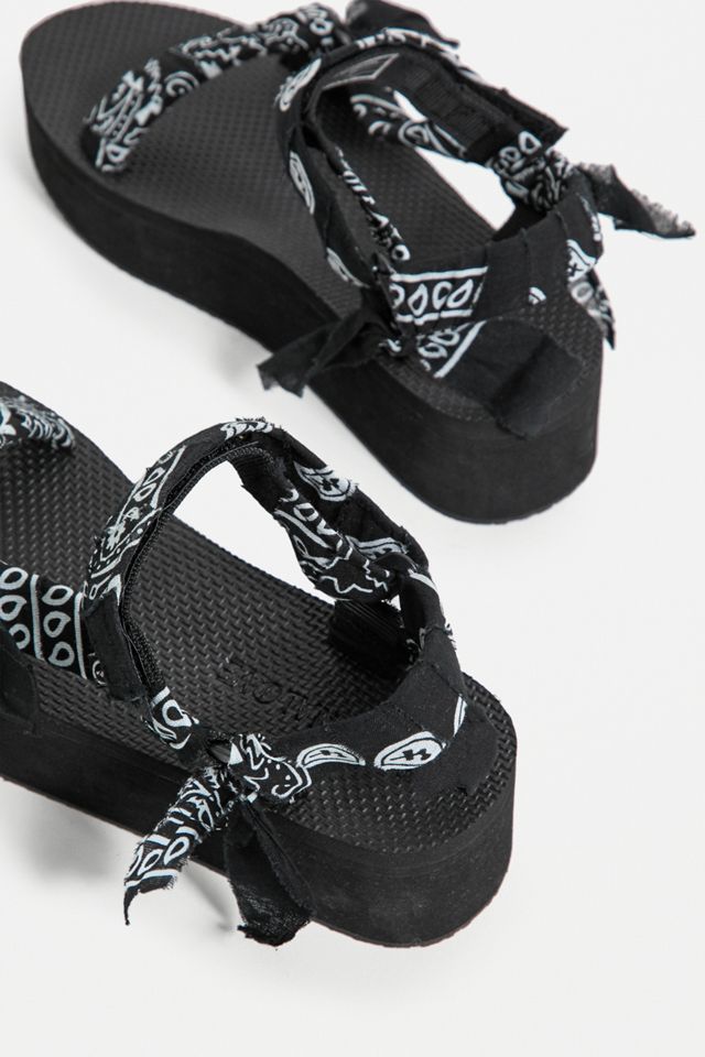 Arizona Love – Plateausandalen in Schwarz mit Bandana-Muster #4