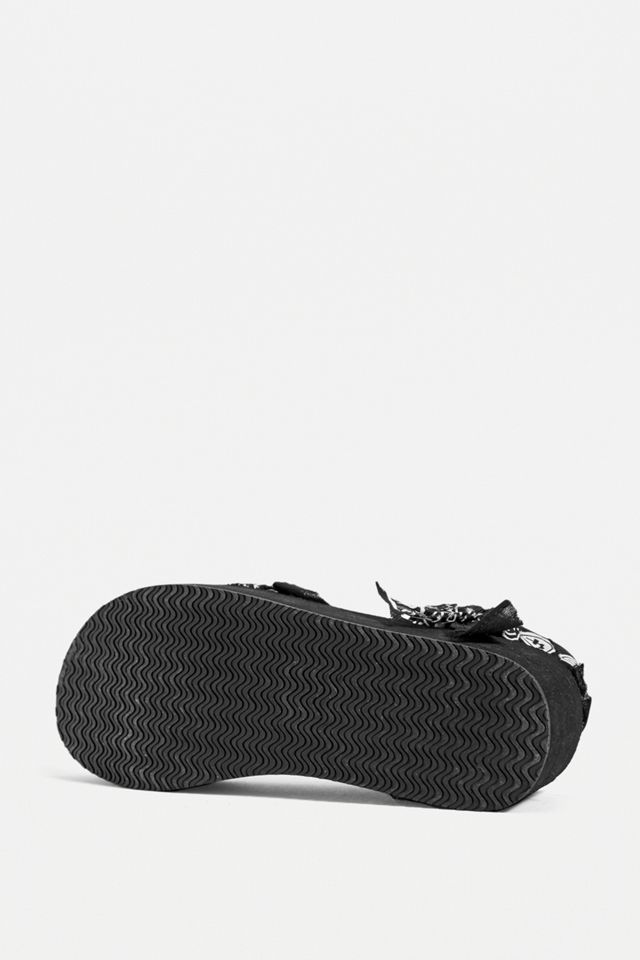 Arizona Love – Plateausandalen in Schwarz mit Bandana-Muster #5