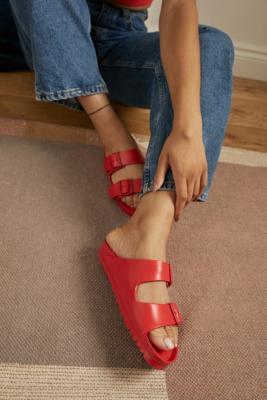 Birkenstock Sandalen Arizona in Rot aus EVA Urban Outfitters DE