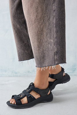 靴 KEEN ASTORIA WEST OPEN TOE BLACK/BLACK KEEN Womens Astoria West Open Toe Sandal 6.5 Black/Black
