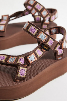 Teva Damen Universal Crochet Sandale – Häkellook, Flatform-Sohle, Klettverschluss, Recycelte Materialien