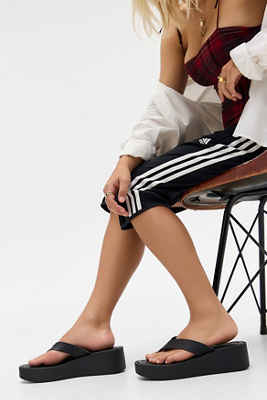 Sandales en cuir noir UO à entre-doigts par en taille: UK 6 - Urban Outfitters - Modalova