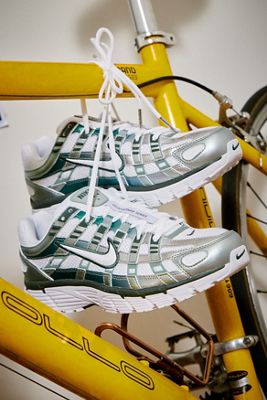 Nike Weiße & Grüne P-6000 Sneaker