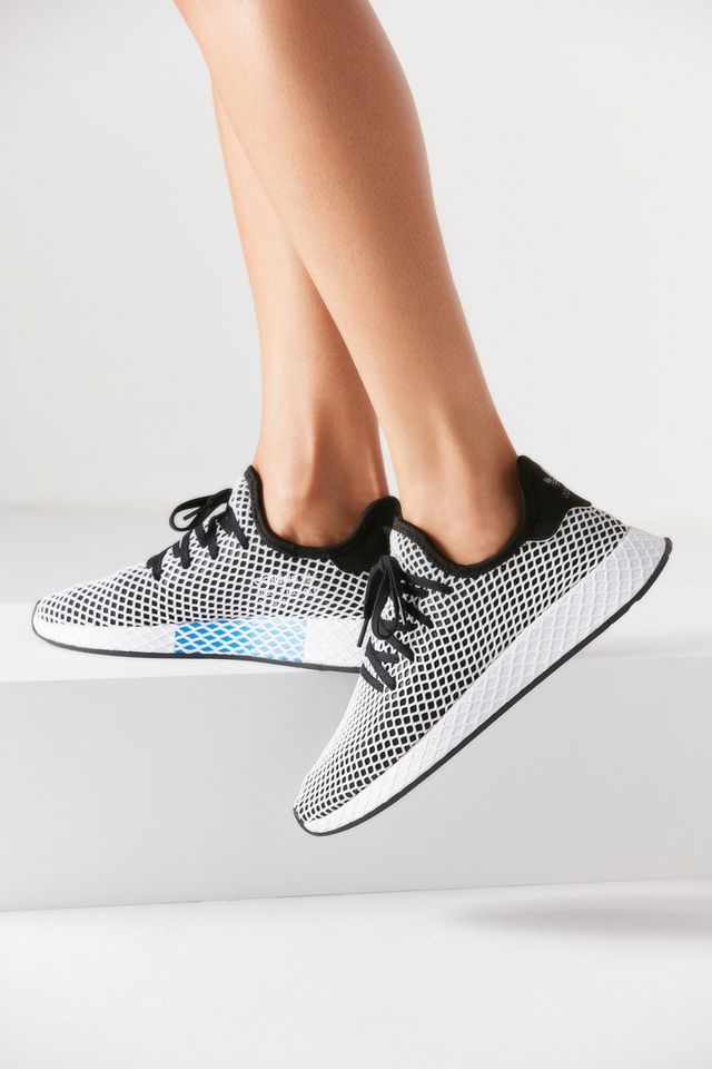 deerupt black white