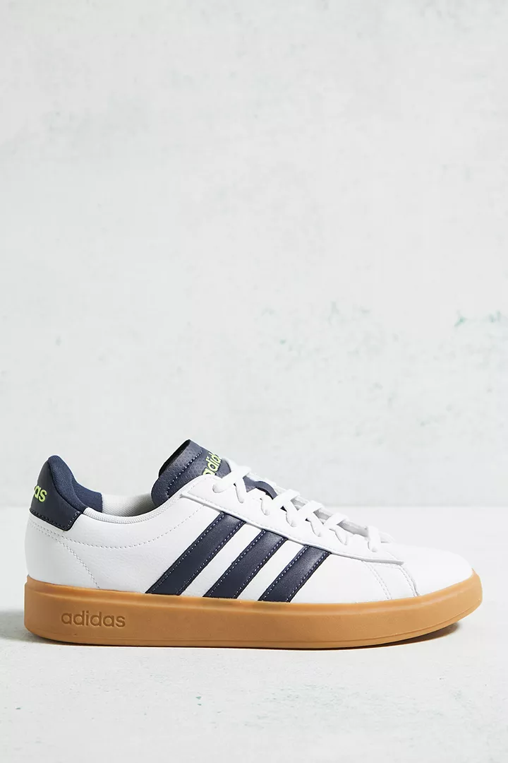 urbanoutfitters.com | adidas – Sneaker „Grand Court 2.0“ mit Gummisohle