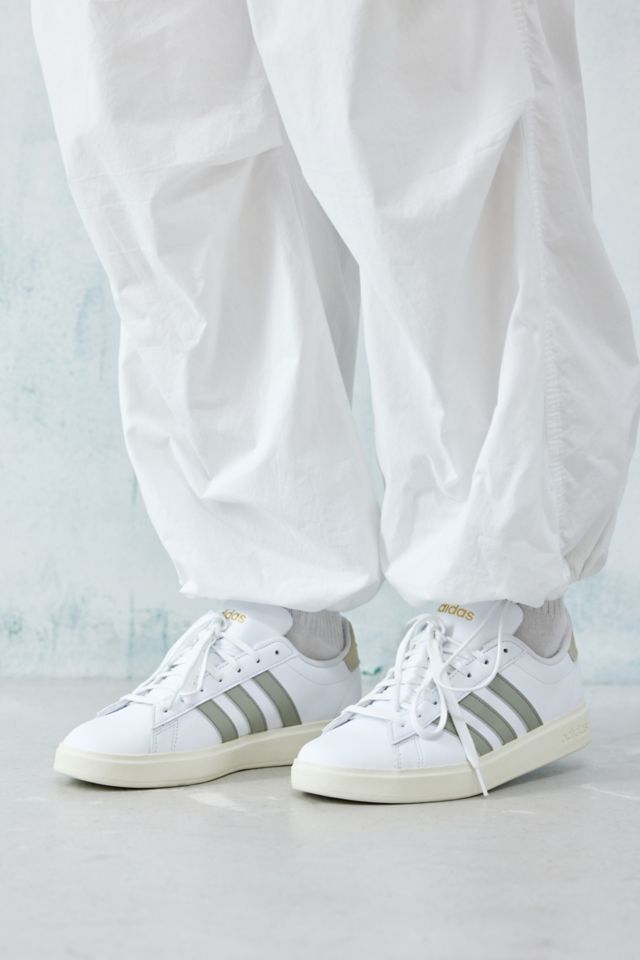 Adidas classic trainers outlet white