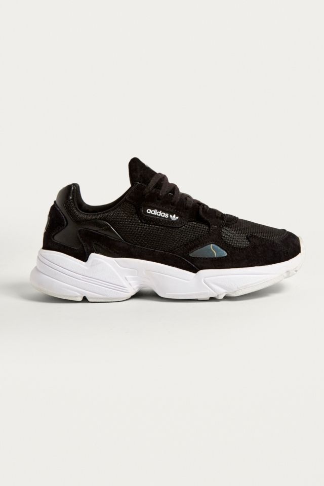 adidas Originals Baskets Falcon Core noires Urban Outfitters FR