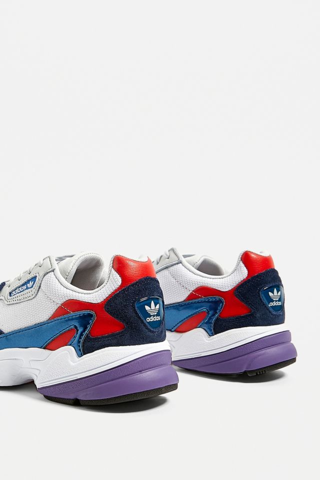 adidas Originals Sneaker Falcon in Rot und Blau Urban Outfitters DE