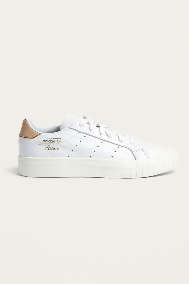 Adidas originals shop everyn white trainers