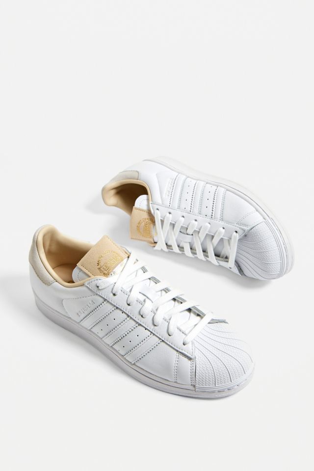 adidas Originals Sneaker Superstar in WeiB Urban Outfitters DE