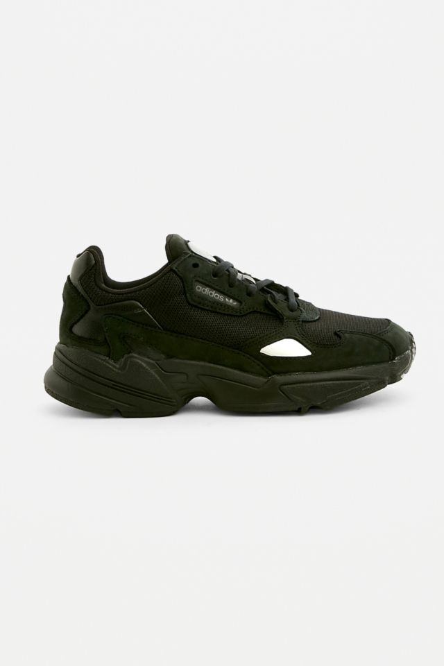 adidas Originals Sneaker Falcon in Schwarz Urban Outfitters DE