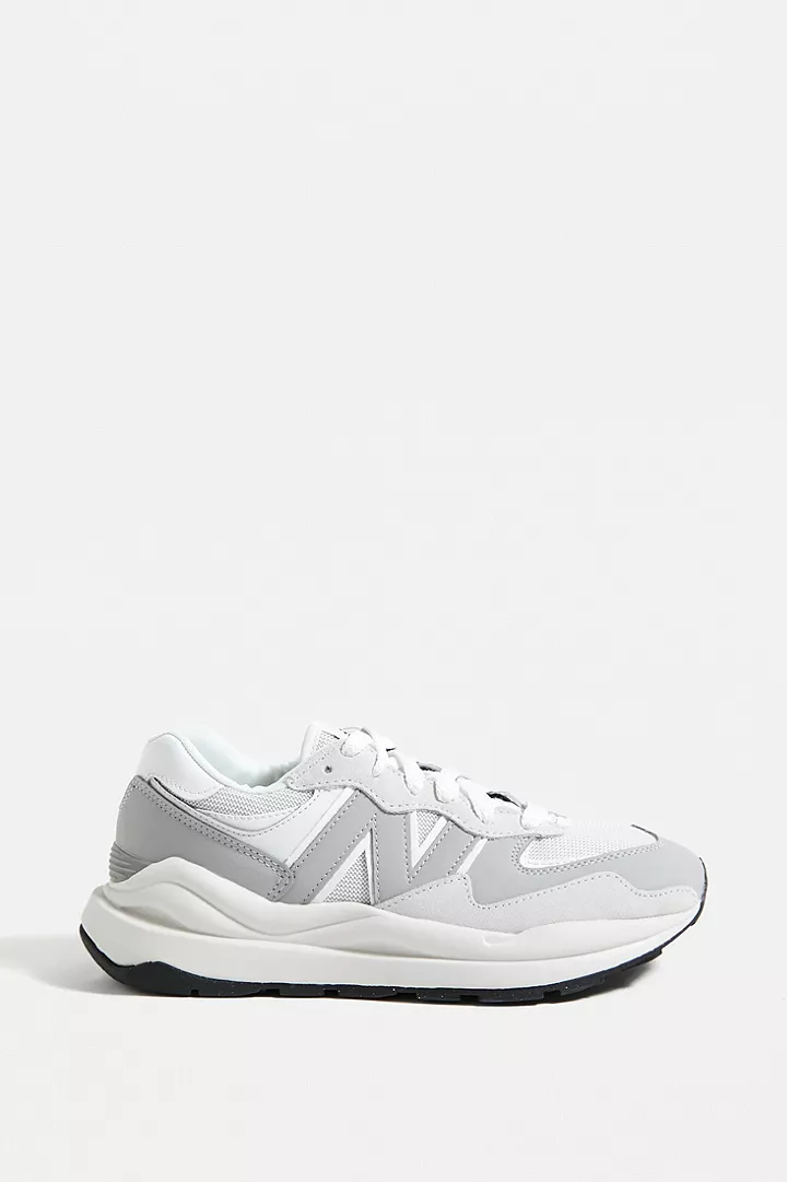 urbanoutfitters.com | New Balance – Sneaker „5740“ in Grau und Weiß
